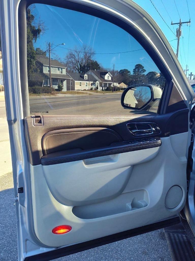 Cadillac Escalade AWD Platinum 2011