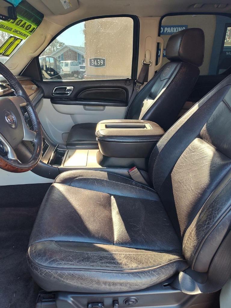 Cadillac Escalade AWD Platinum 2011