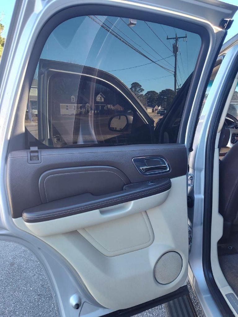 Cadillac Escalade AWD Platinum 2011