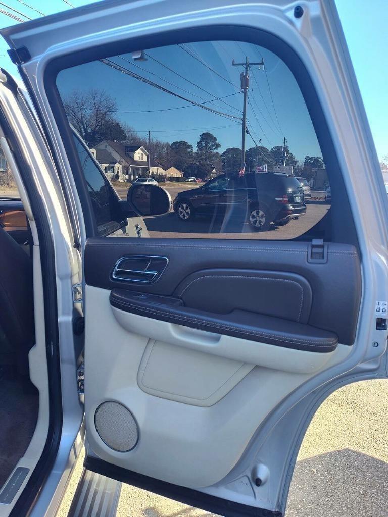 Cadillac Escalade AWD Platinum 2011