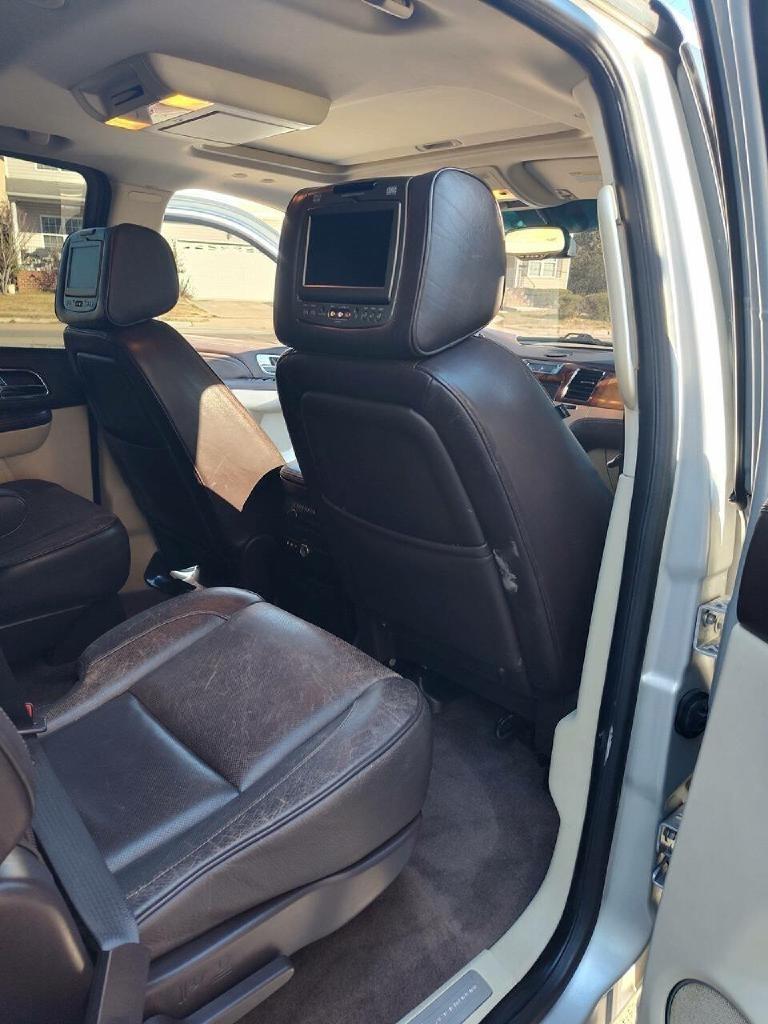 Cadillac Escalade AWD Platinum 2011