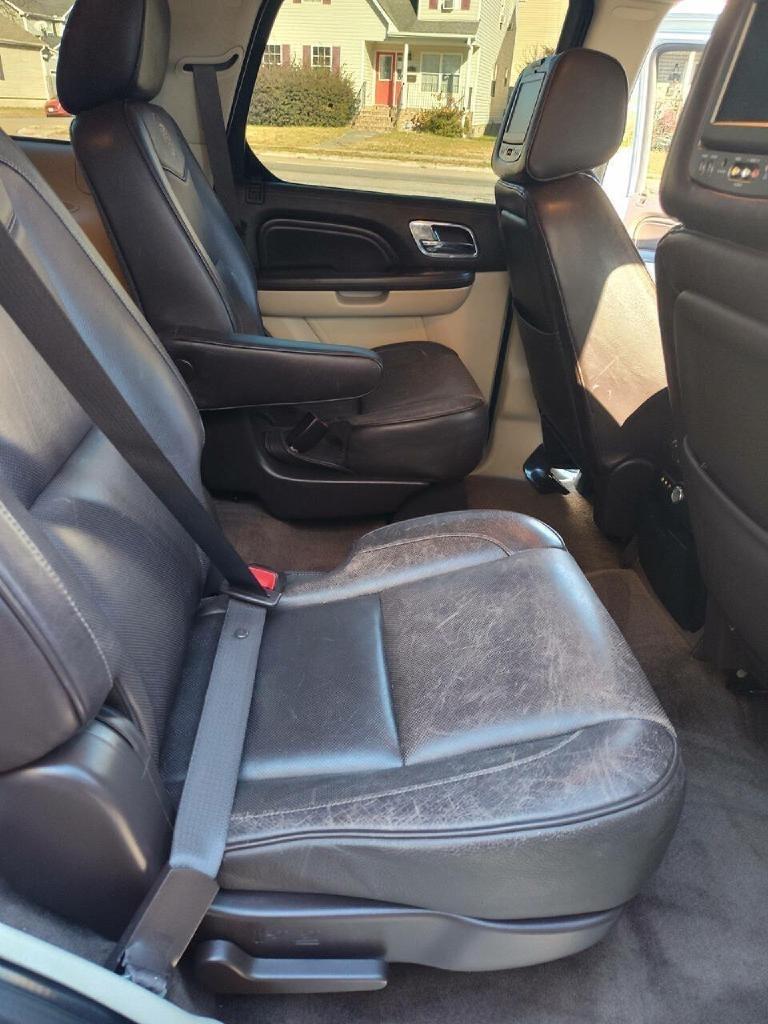 Cadillac Escalade AWD Platinum 2011