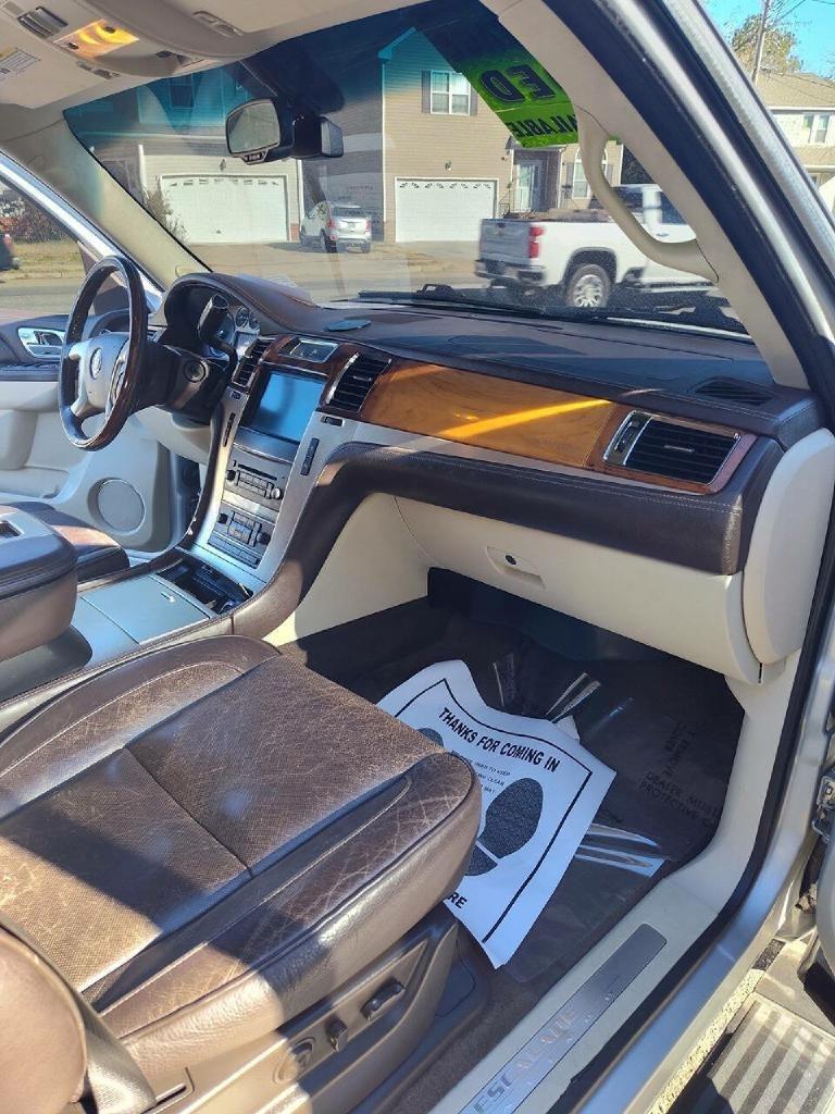 Cadillac Escalade AWD Platinum 2011