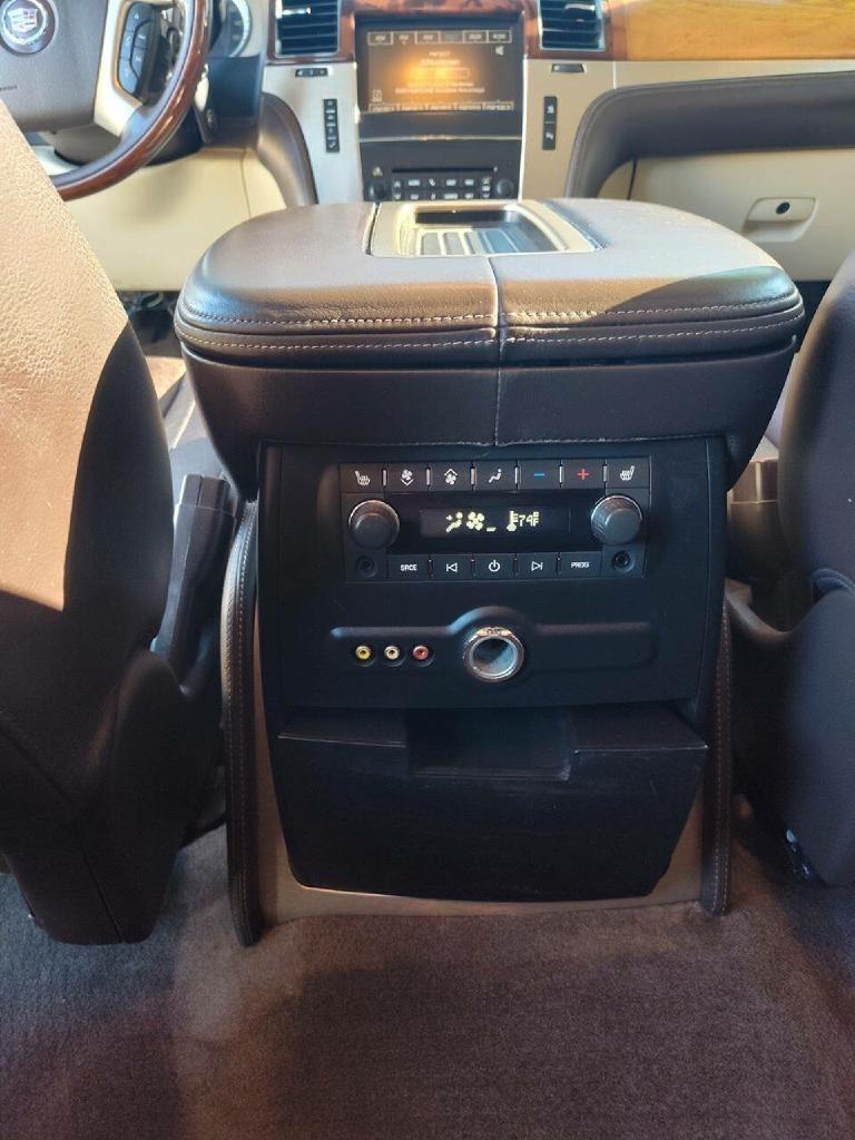 Cadillac Escalade AWD Platinum 2011