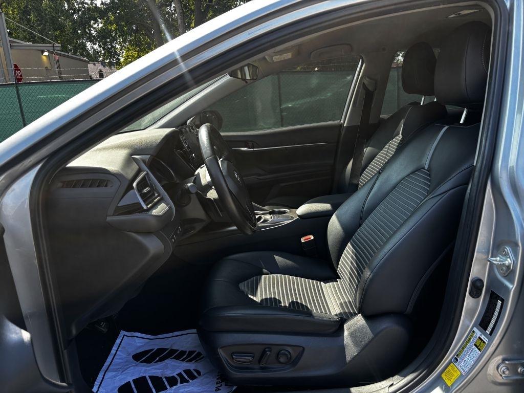 Toyota Camry SE 2023