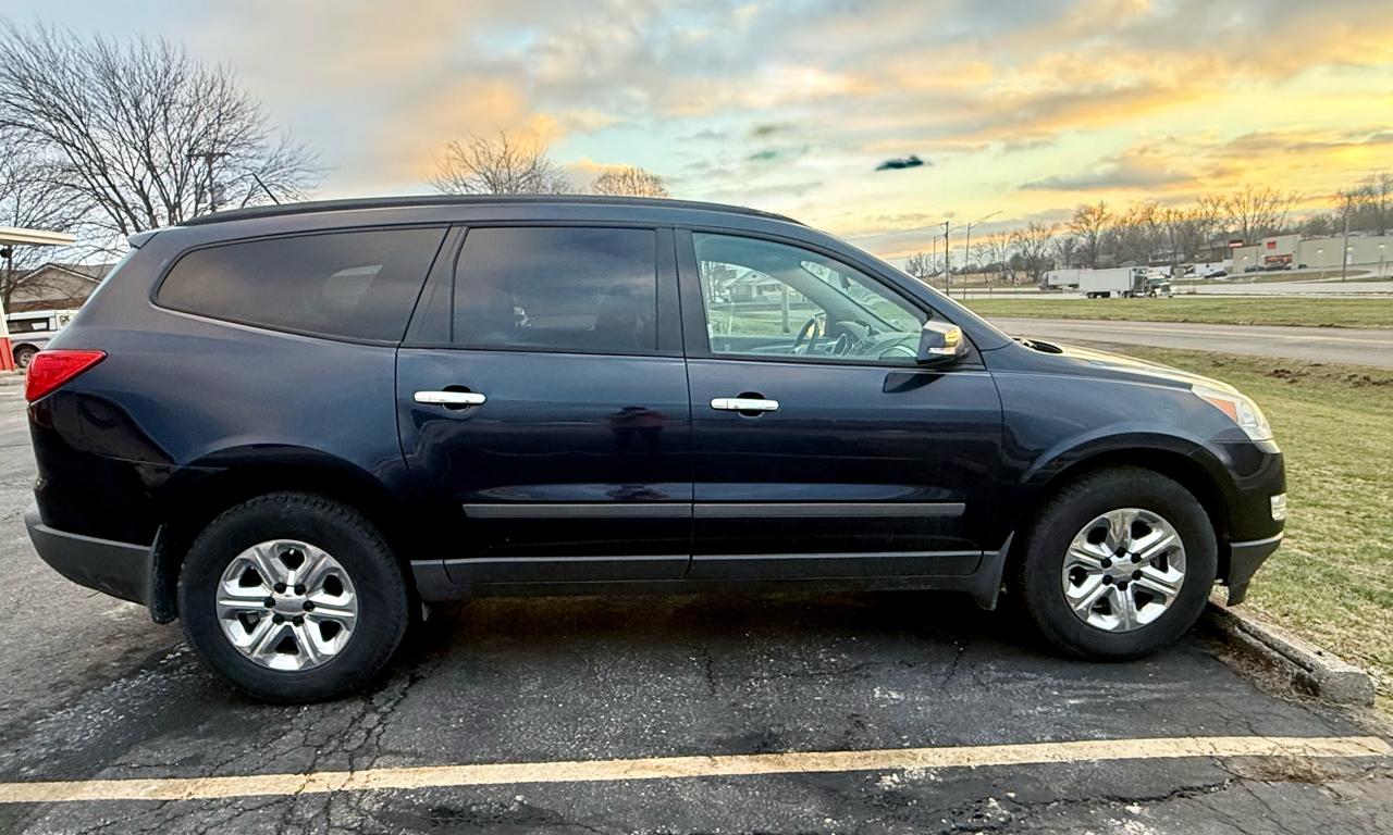 Chevrolet Traverse LS FWD w/PDC 2011