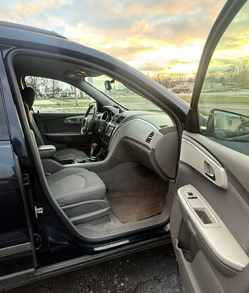 Chevrolet Traverse LS FWD w/PDC 2011