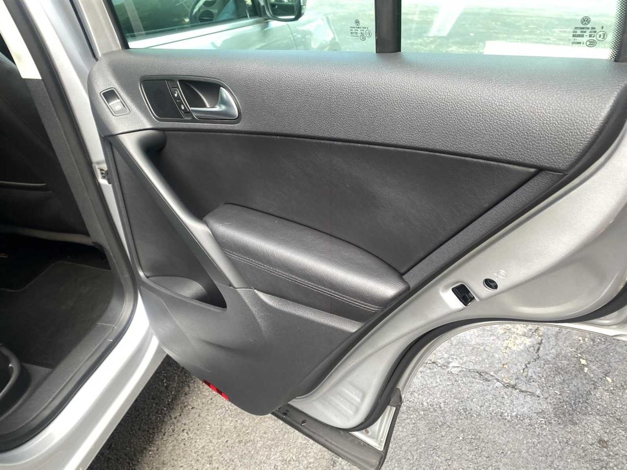Volkswagen Tiguan SE 2012