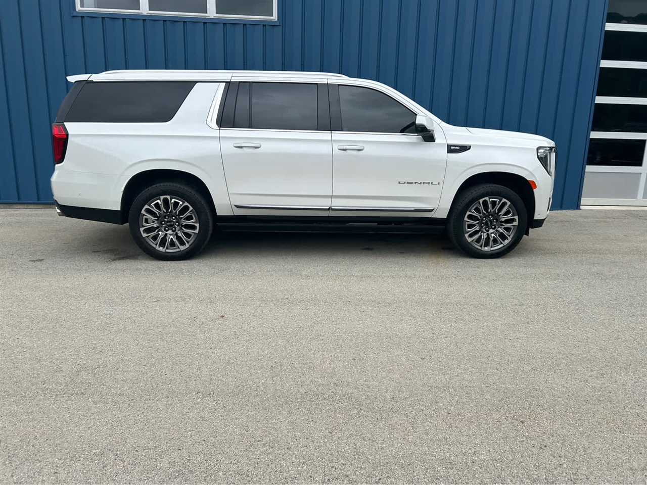GMC Yukon XL Denali Ultimate 4WD 2023