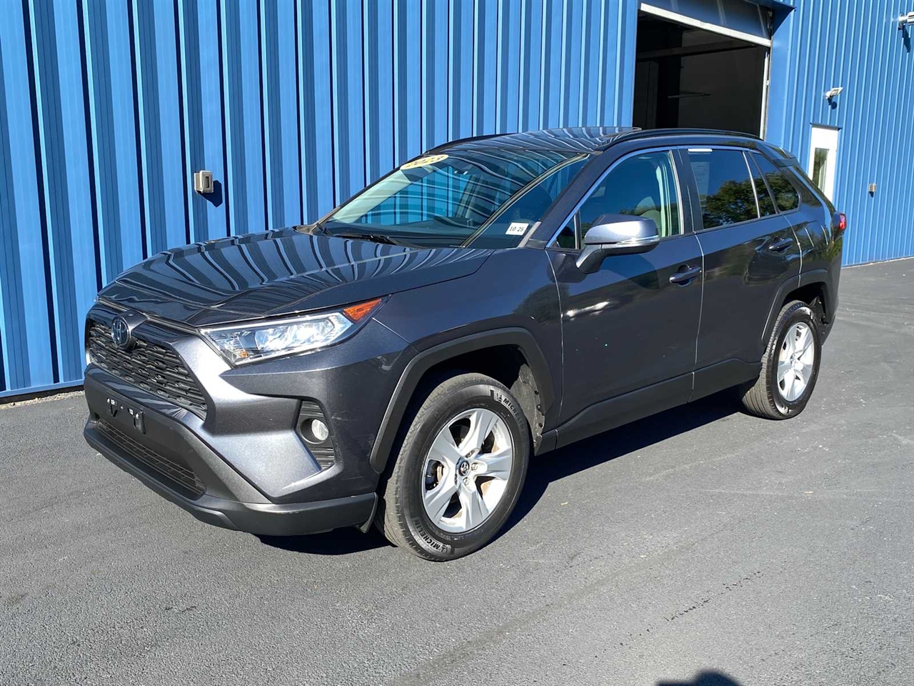 2021 Toyota RAV4 XLE photo 2