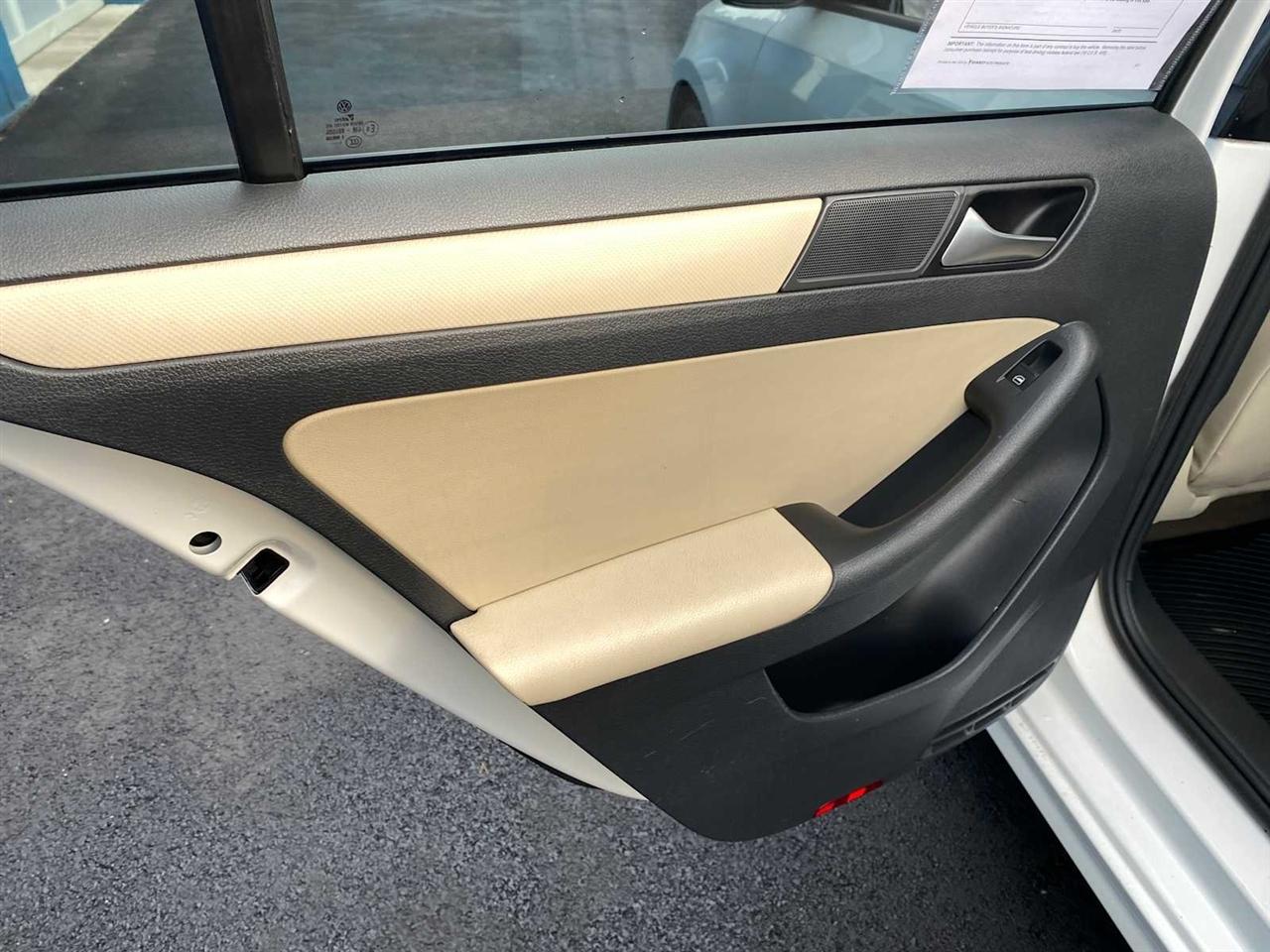 Volkswagen Jetta SE 4D Sedan 2012