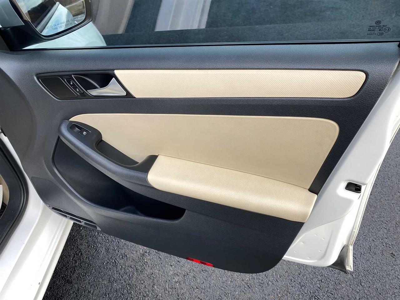 Volkswagen Jetta SE 4D Sedan 2012