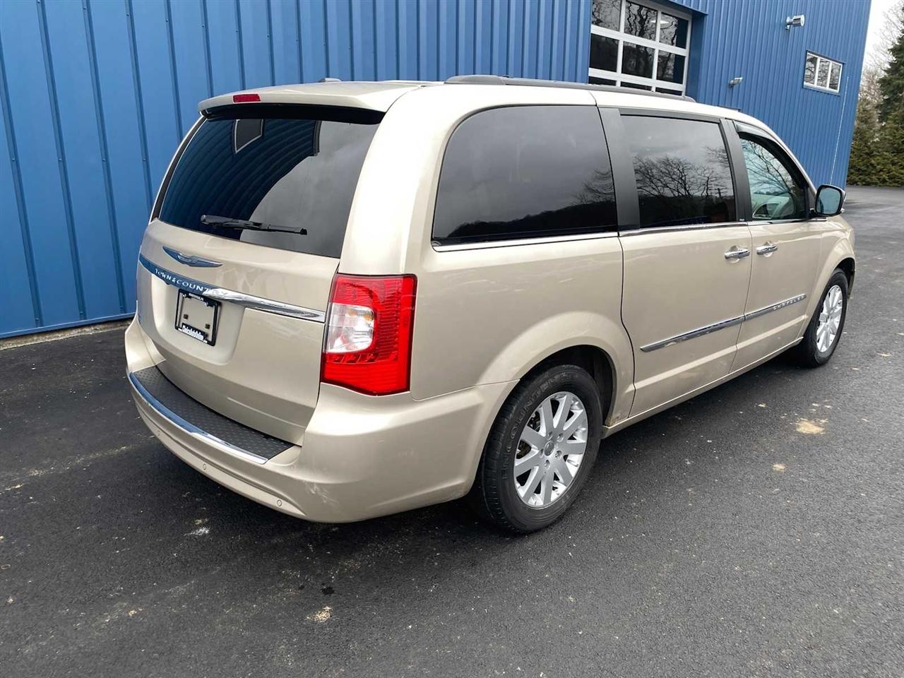 Chrysler Town & Country Touring-L 2012