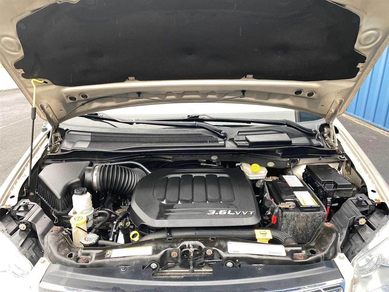 Chrysler Town & Country Touring-L 2012