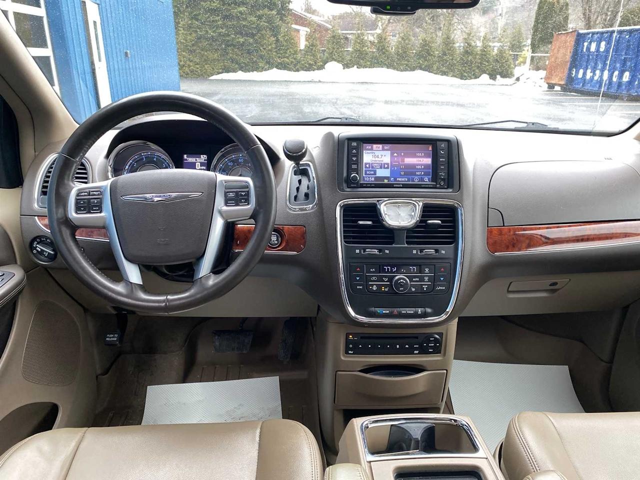 Chrysler Town & Country Touring-L 2012