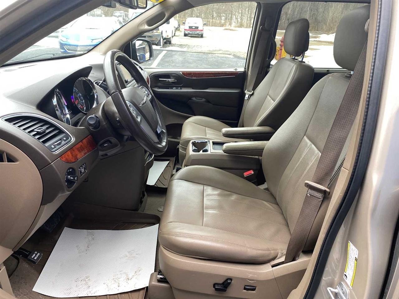 Chrysler Town & Country Touring-L 2012