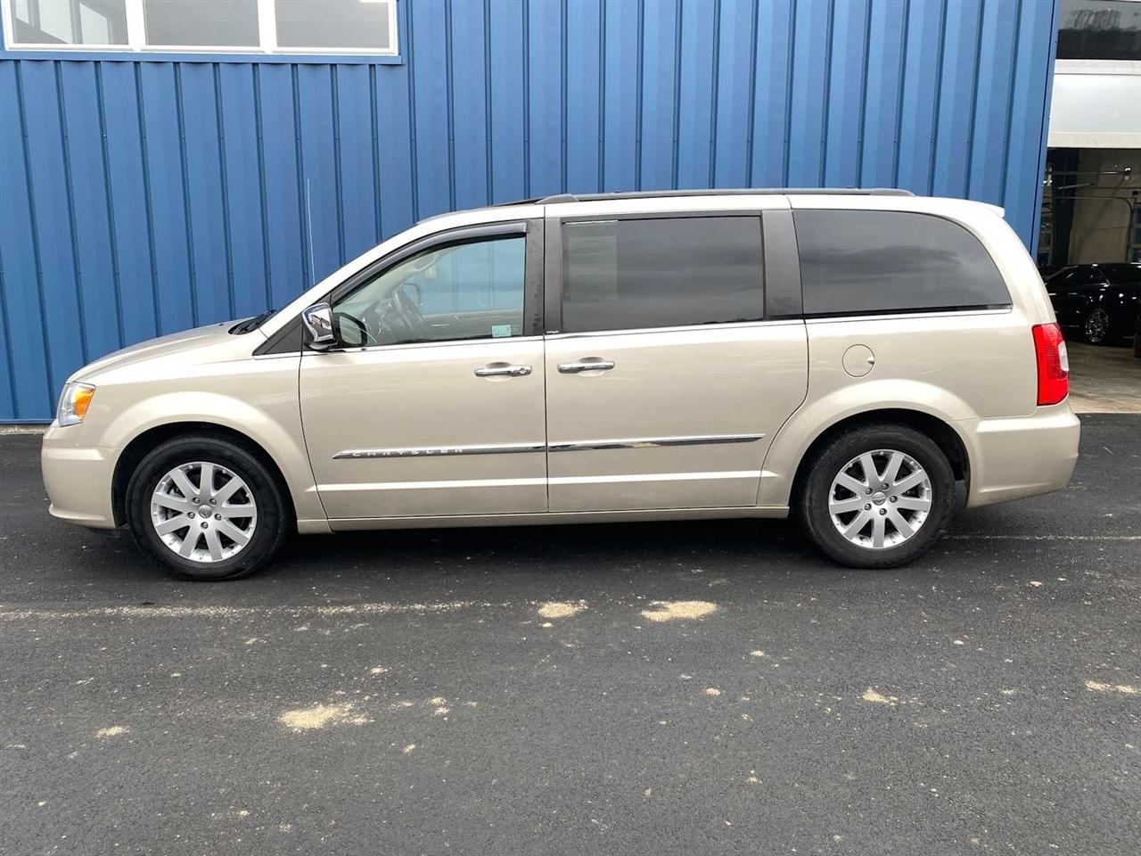 Chrysler Town & Country Touring-L 2012