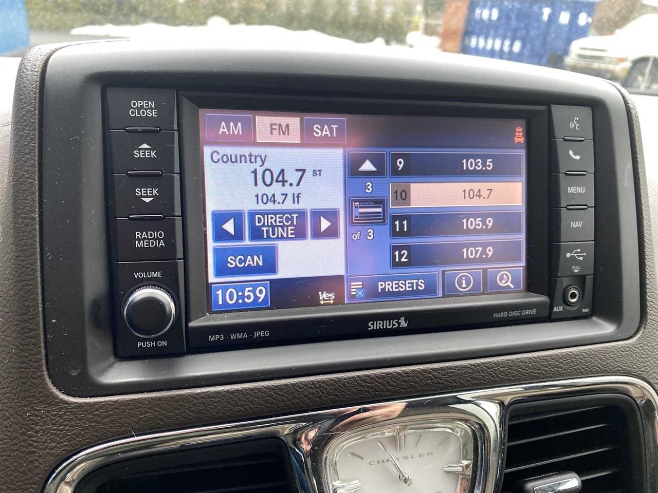 Chrysler Town & Country Touring-L 2012