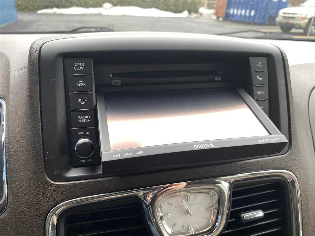 Chrysler Town & Country Touring-L 2012