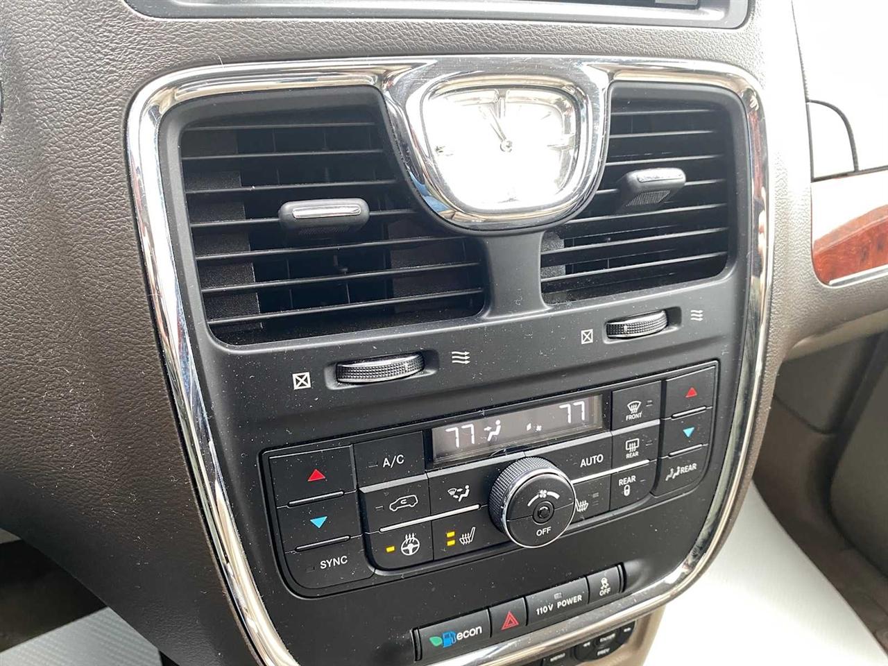 Chrysler Town & Country Touring-L 2012