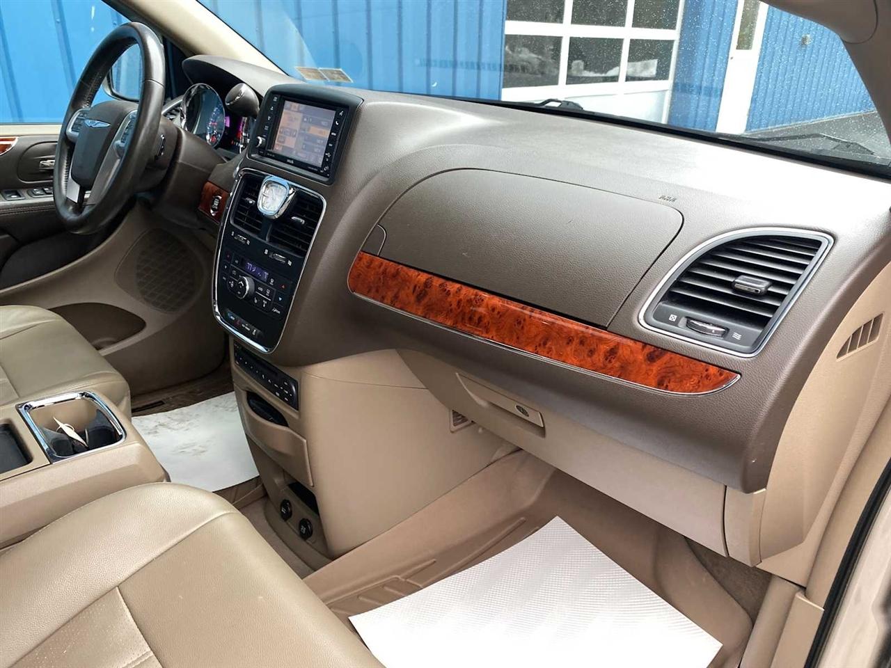 Chrysler Town & Country Touring-L 2012