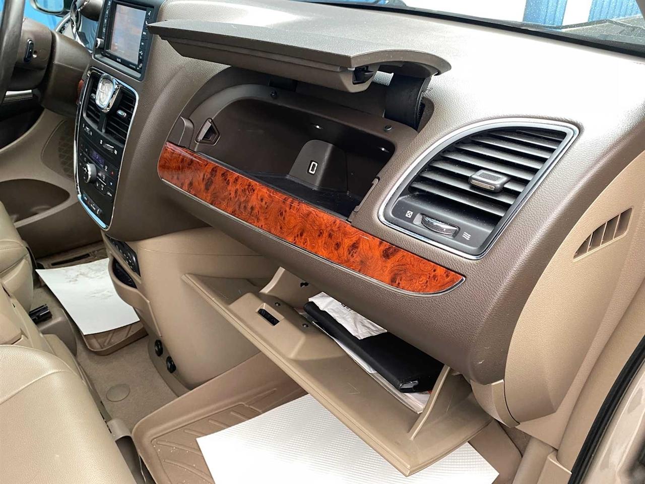 Chrysler Town & Country Touring-L 2012