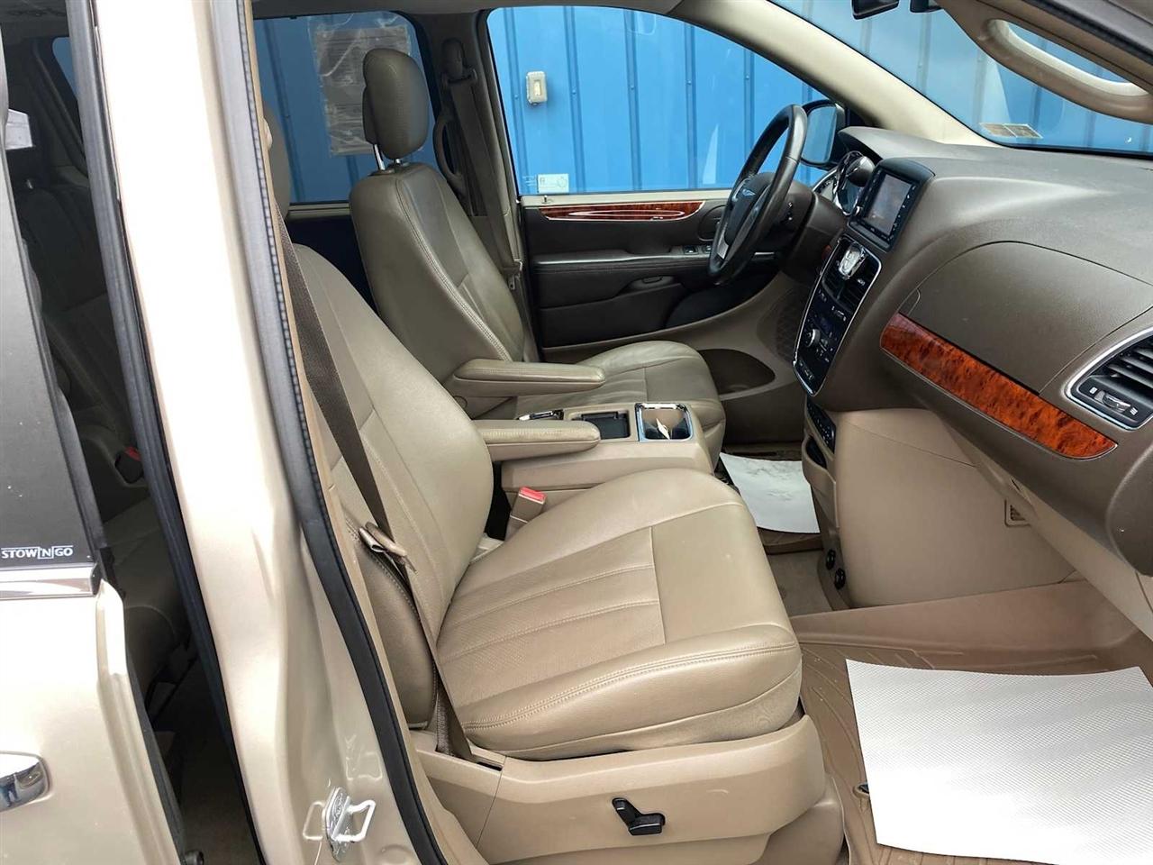 Chrysler Town & Country Touring-L 2012