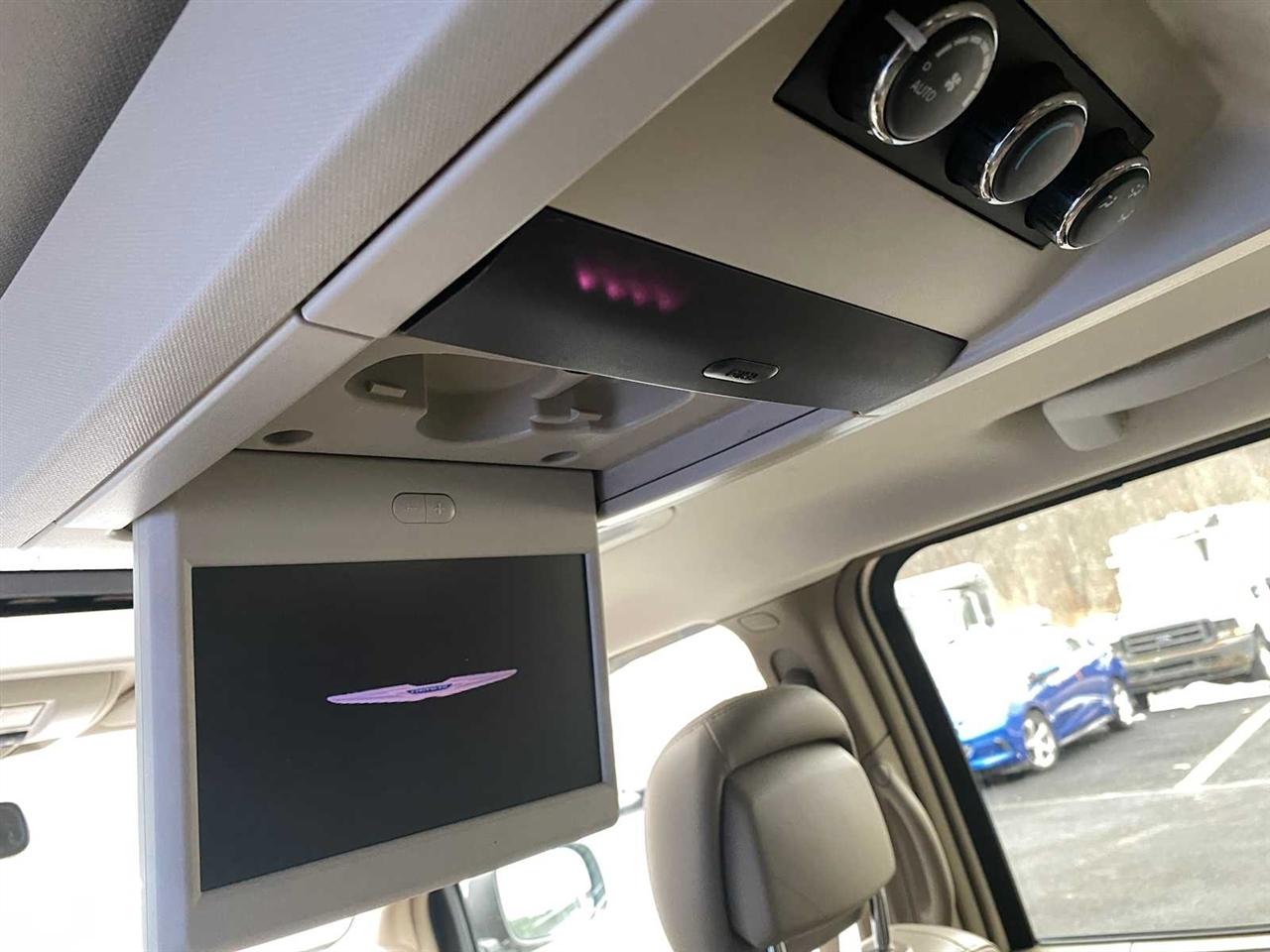 Chrysler Town & Country Touring-L 2012