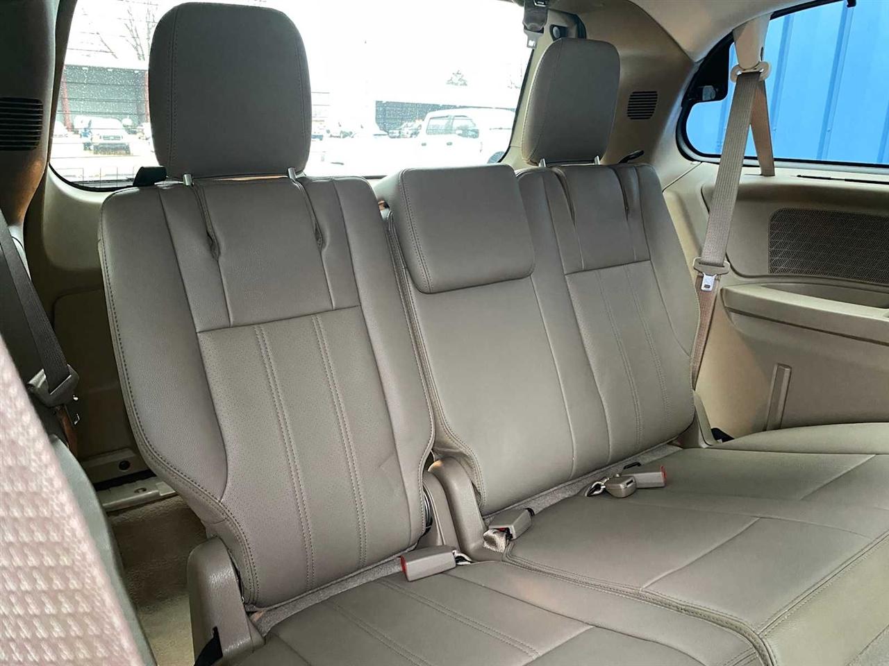 Chrysler Town & Country Touring-L 2012