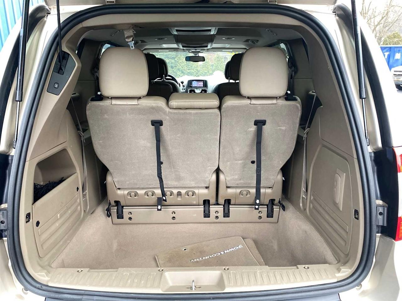 Chrysler Town & Country Touring-L 2012