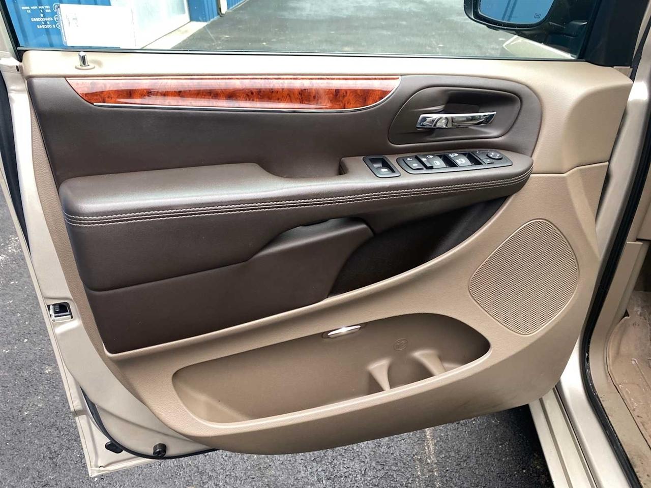 Chrysler Town & Country Touring-L 2012