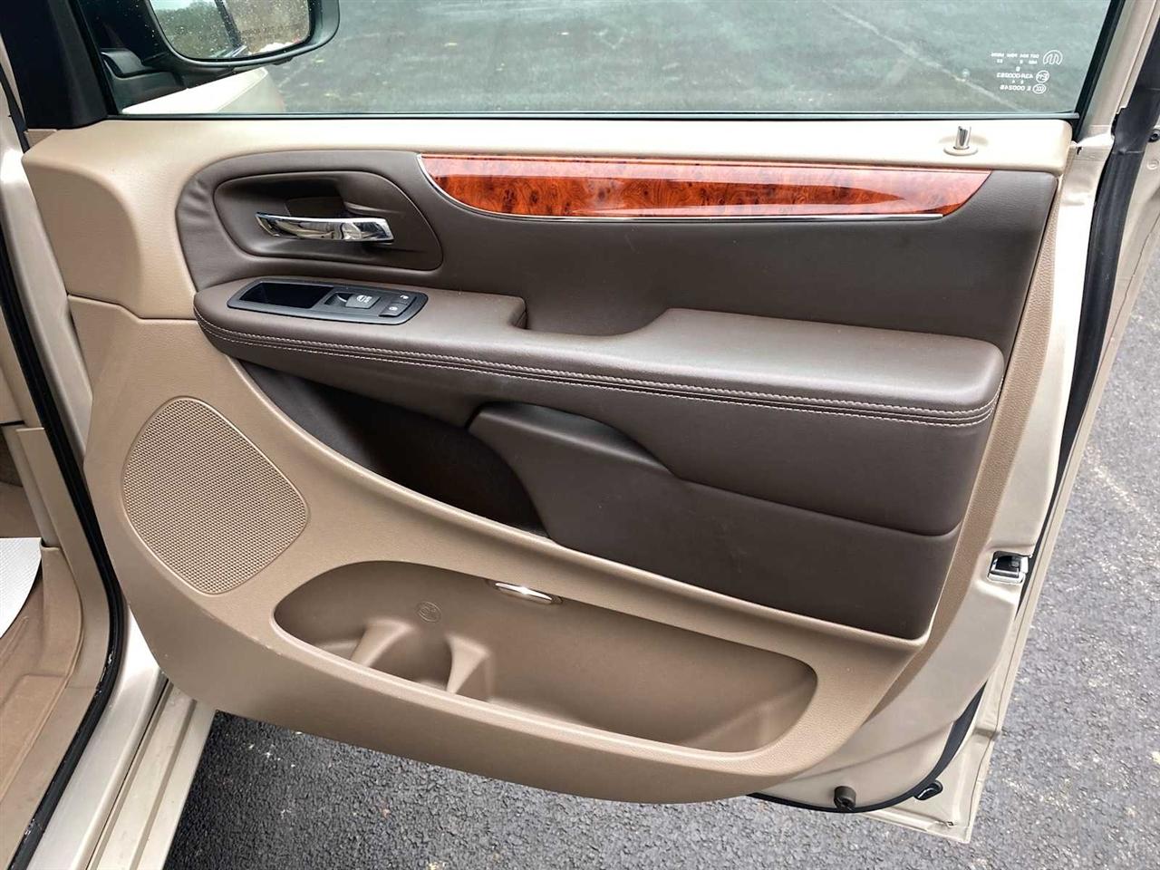 Chrysler Town & Country Touring-L 2012