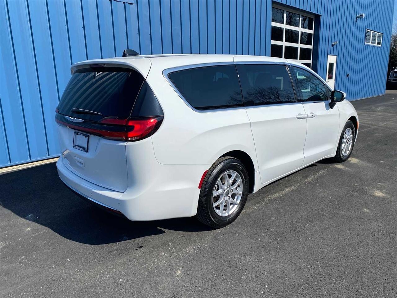 Chrysler Pacifica Touring L 2023