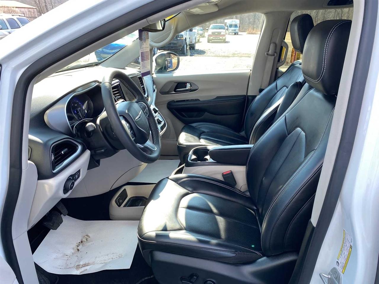Chrysler Pacifica Touring L 2023
