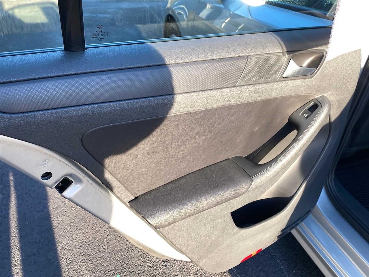 Volkswagen Jetta SE 2012