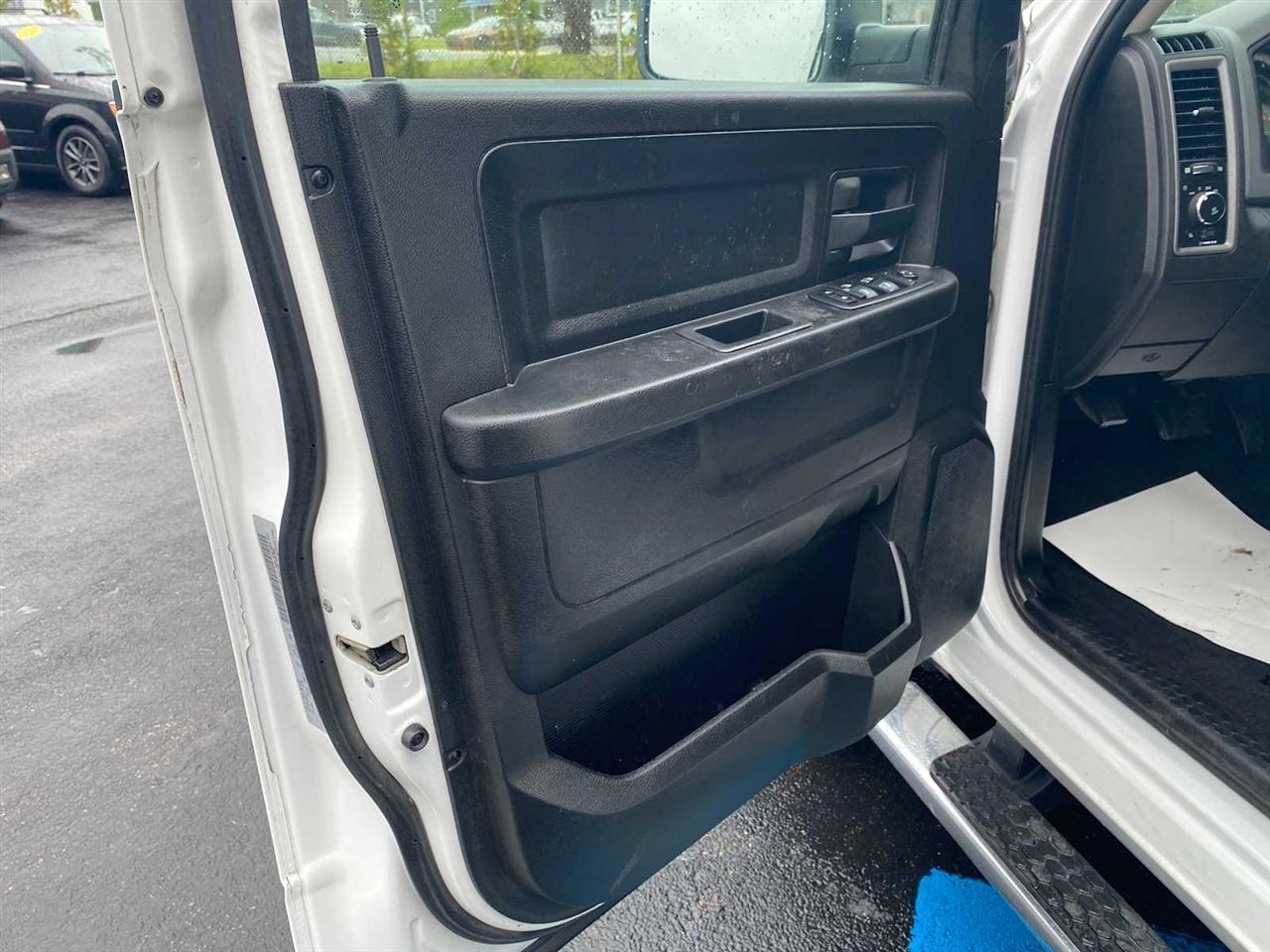RAM 1500 Classic Express 4x4 Crew Cab 5'7" Box 2019