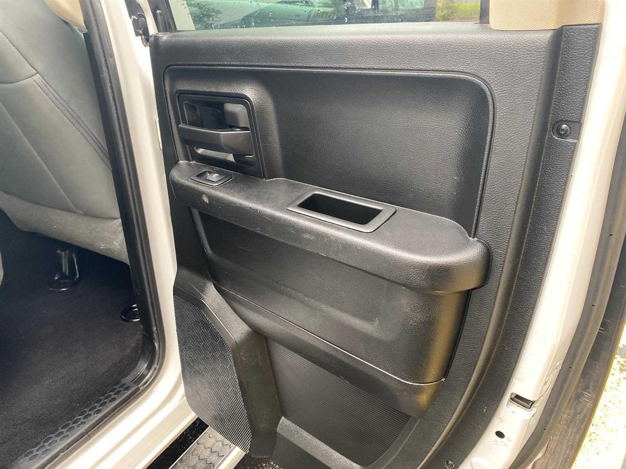 RAM 1500 Classic Express 4x4 Crew Cab 5'7" Box 2019