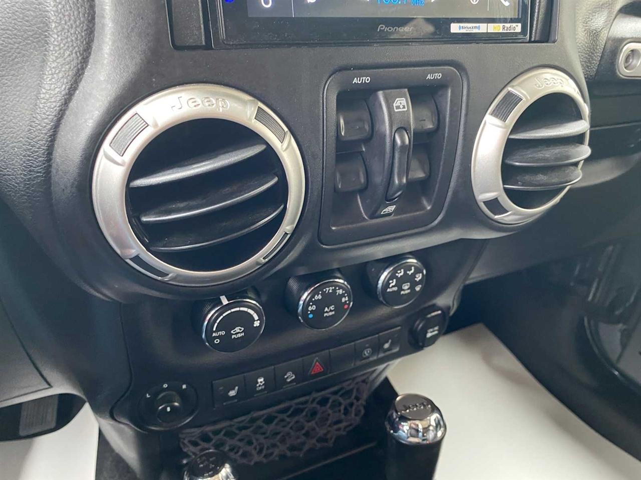 Jeep Wrangler Unlimited Sahara 4WD 2017