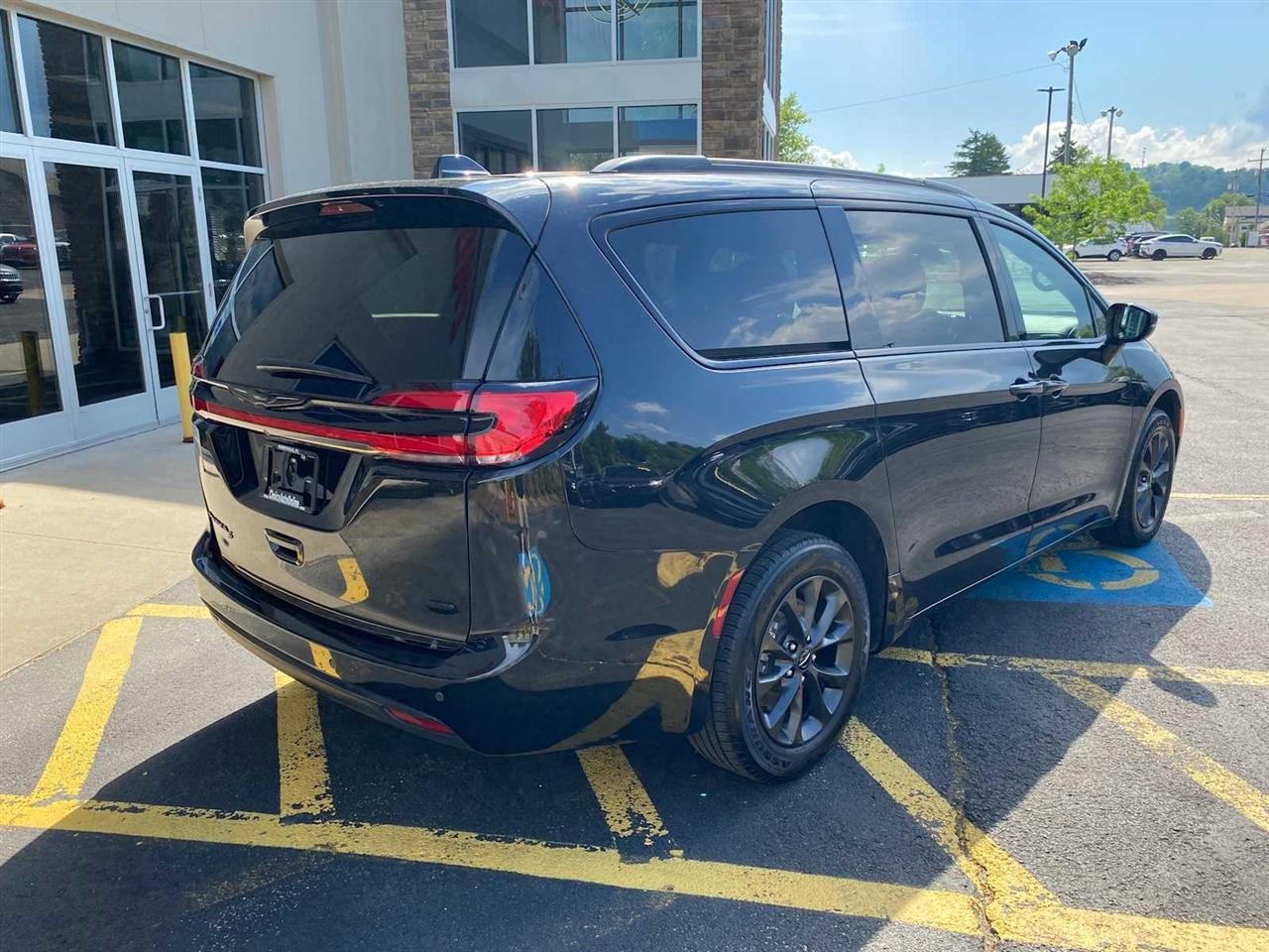 Chrysler Pacifica Touring 2021