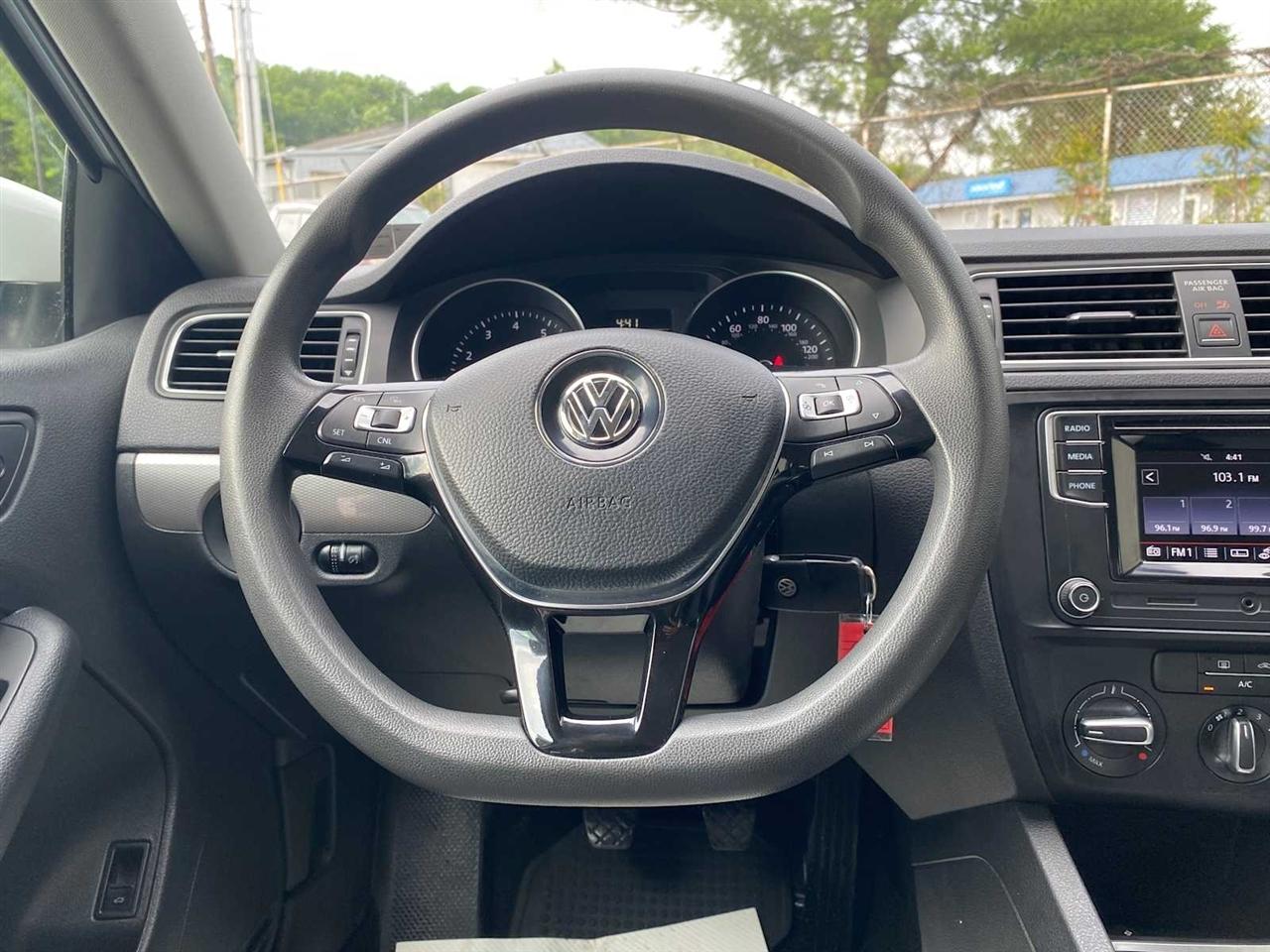 Volkswagen Jetta 1.4T S 6M 2017