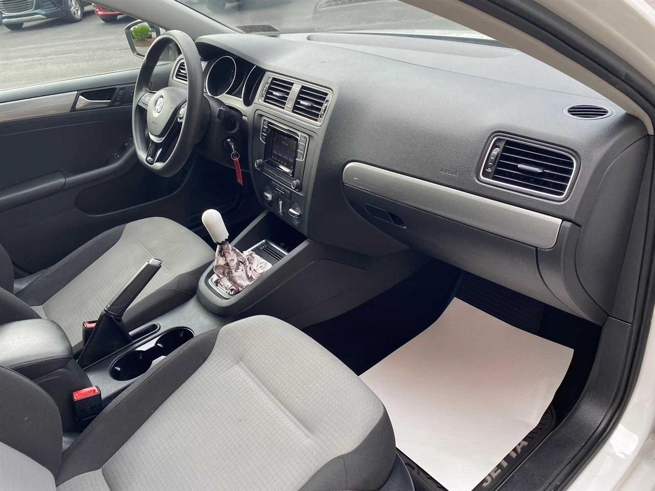 Volkswagen Jetta 1.4T S 6M 2017
