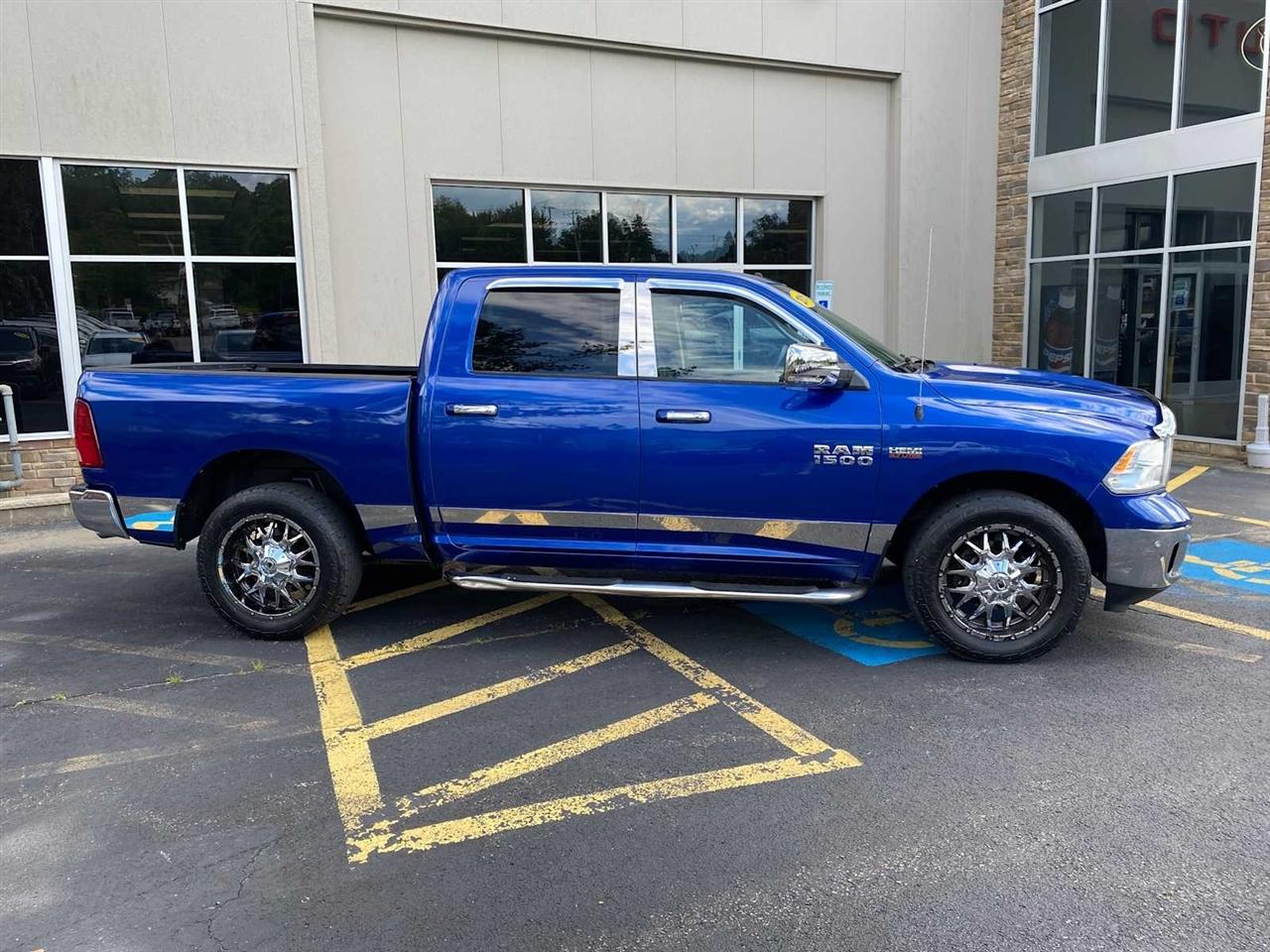 RAM 1500 SLT Crew Cab SWB 4WD 2016
