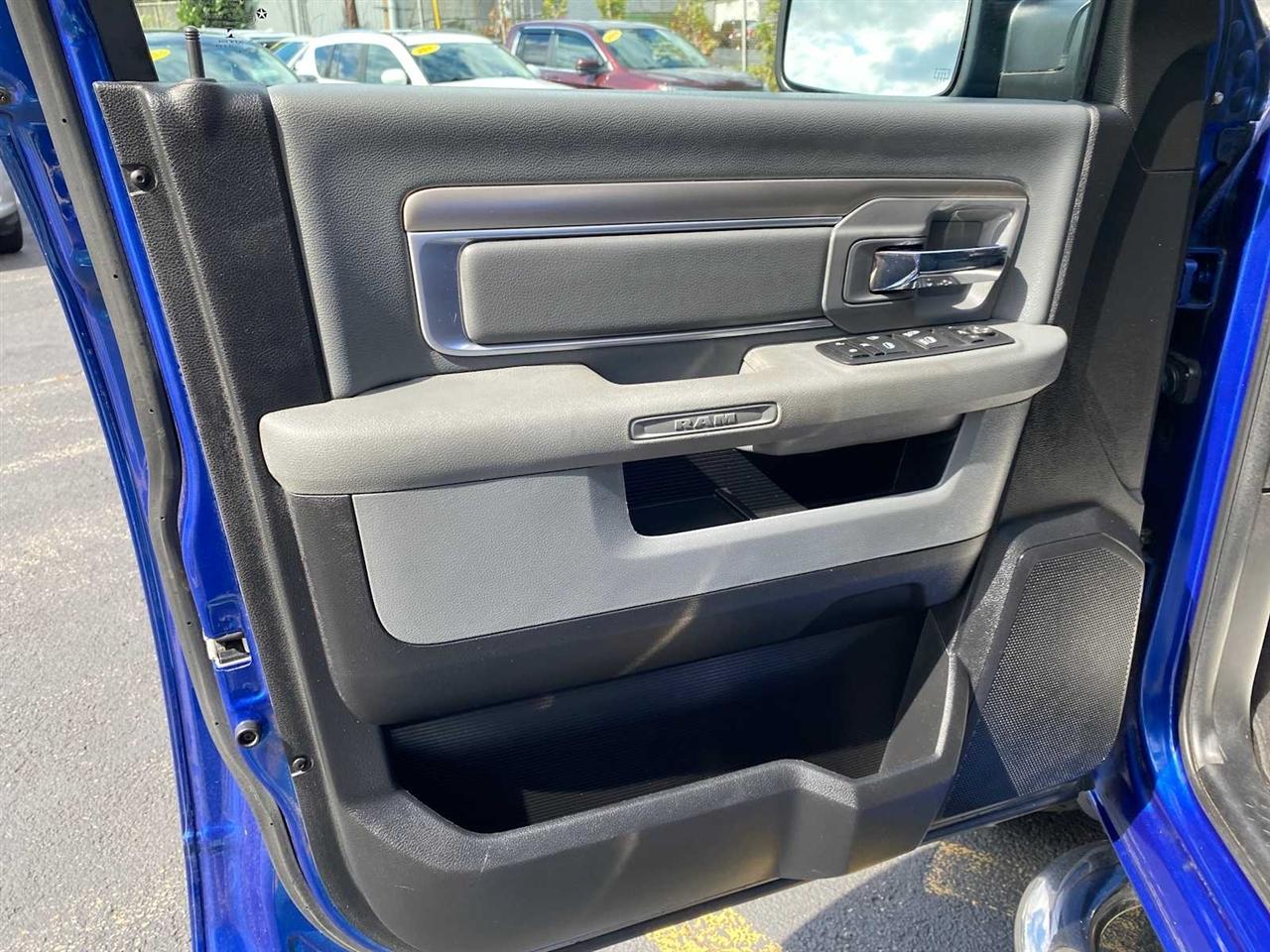 RAM 1500 SLT Crew Cab SWB 4WD 2016