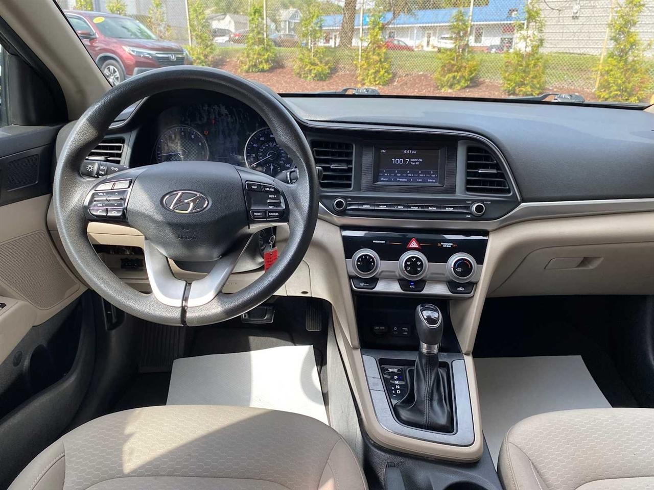 Hyundai Elantra SE 6AT 2019