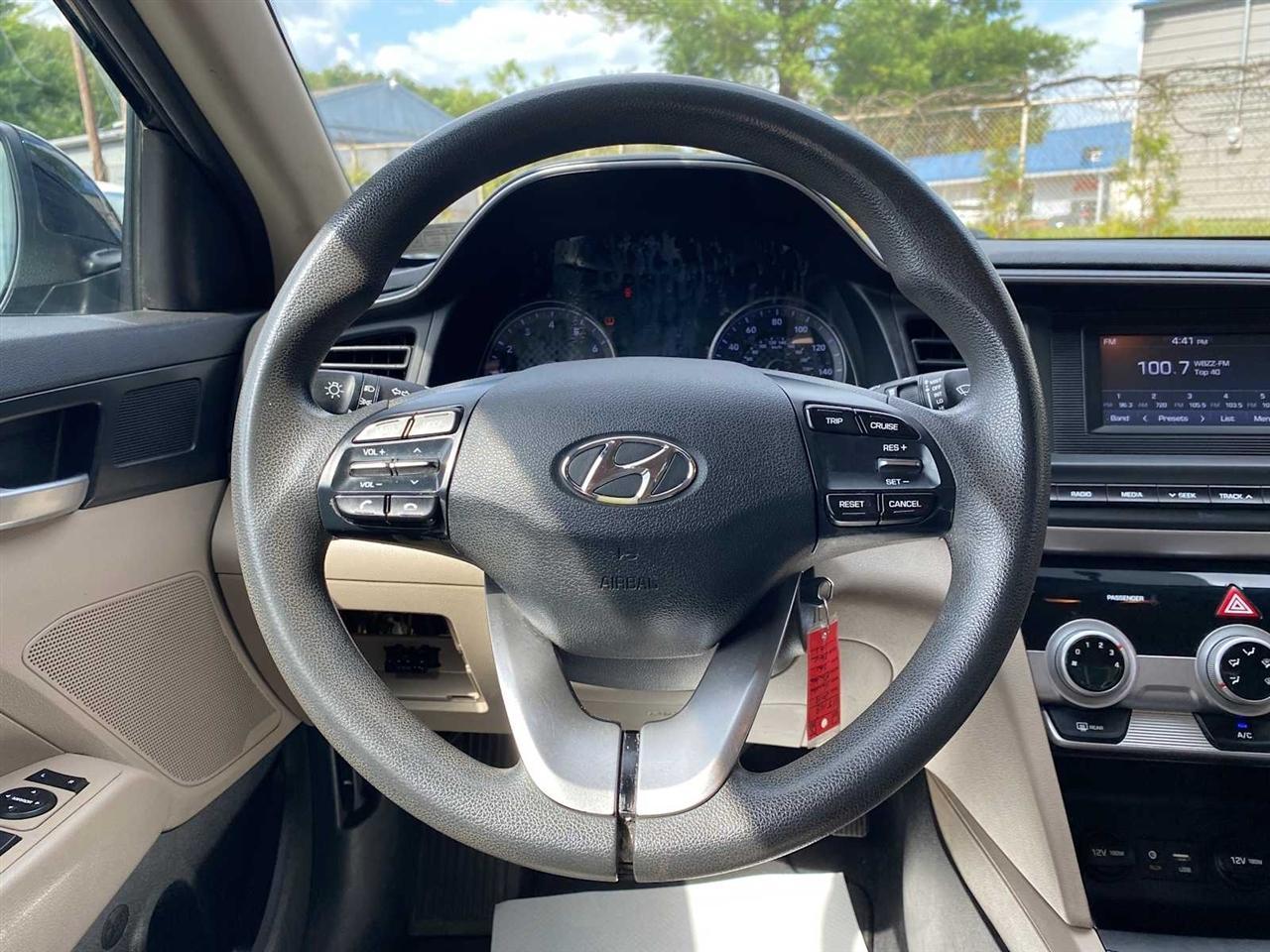 Hyundai Elantra SE 6AT 2019