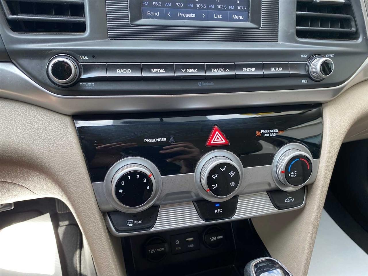 Hyundai Elantra SE 6AT 2019