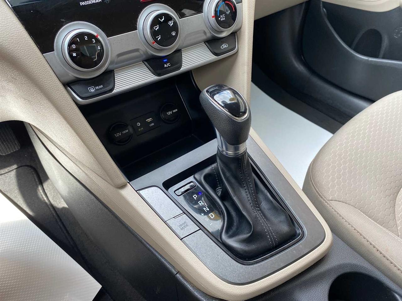 Hyundai Elantra SE 6AT 2019