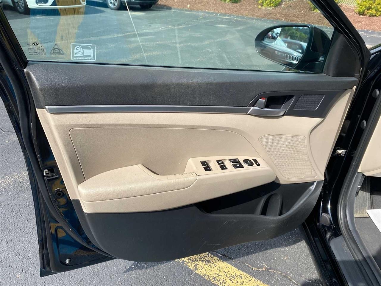 Hyundai Elantra SE 6AT 2019