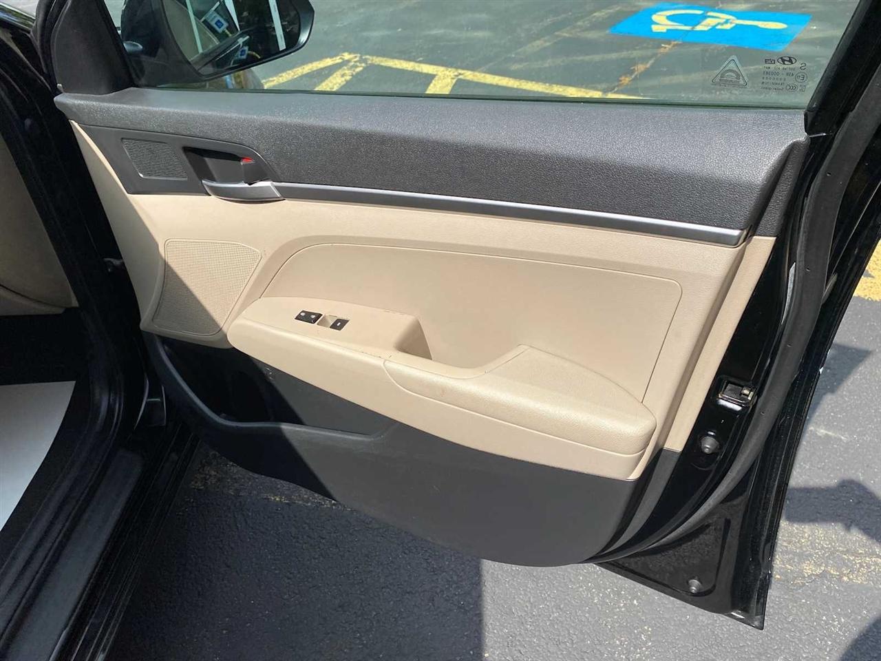 Hyundai Elantra SE 6AT 2019