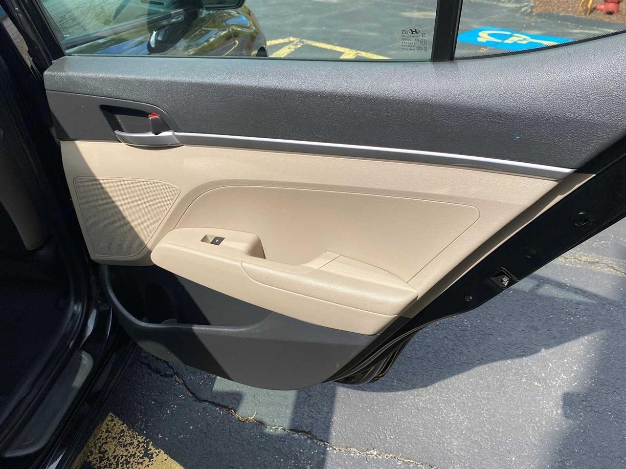 Hyundai Elantra SE 6AT 2019
